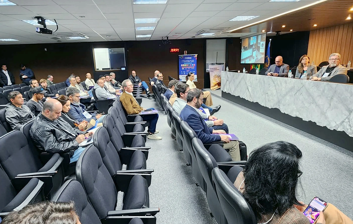 Foto do auditório do Seminário PMOC e Qualidade do Ar Interior; preservar a mesa à direita e participantes à esquerda.